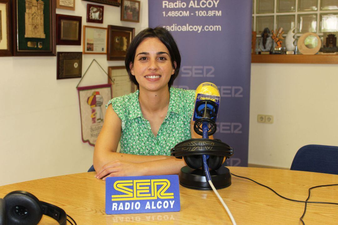 La concejal de Juventud y Vivienda, María Baca, en los estudios de Radio Alcoy