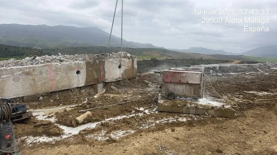 En dos publicaciones este domingo en la red social X el ministro ha subido vídeos y fotografías de los trabajos que se desarrollan junto al terraplén de Álora, donde asegura que "se están moviendo 150.000 metros cúbicos de tierra y operan durante 24 horas al día un total de 75 personas y 25 máquinas".