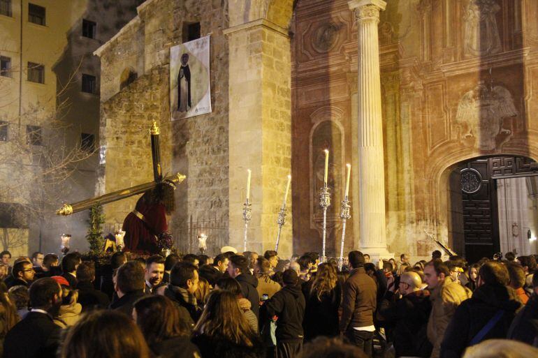 La hermandad del Rosario llegando junto al Cristo de las Tres Caídas a la parroquia de santa Escolástica