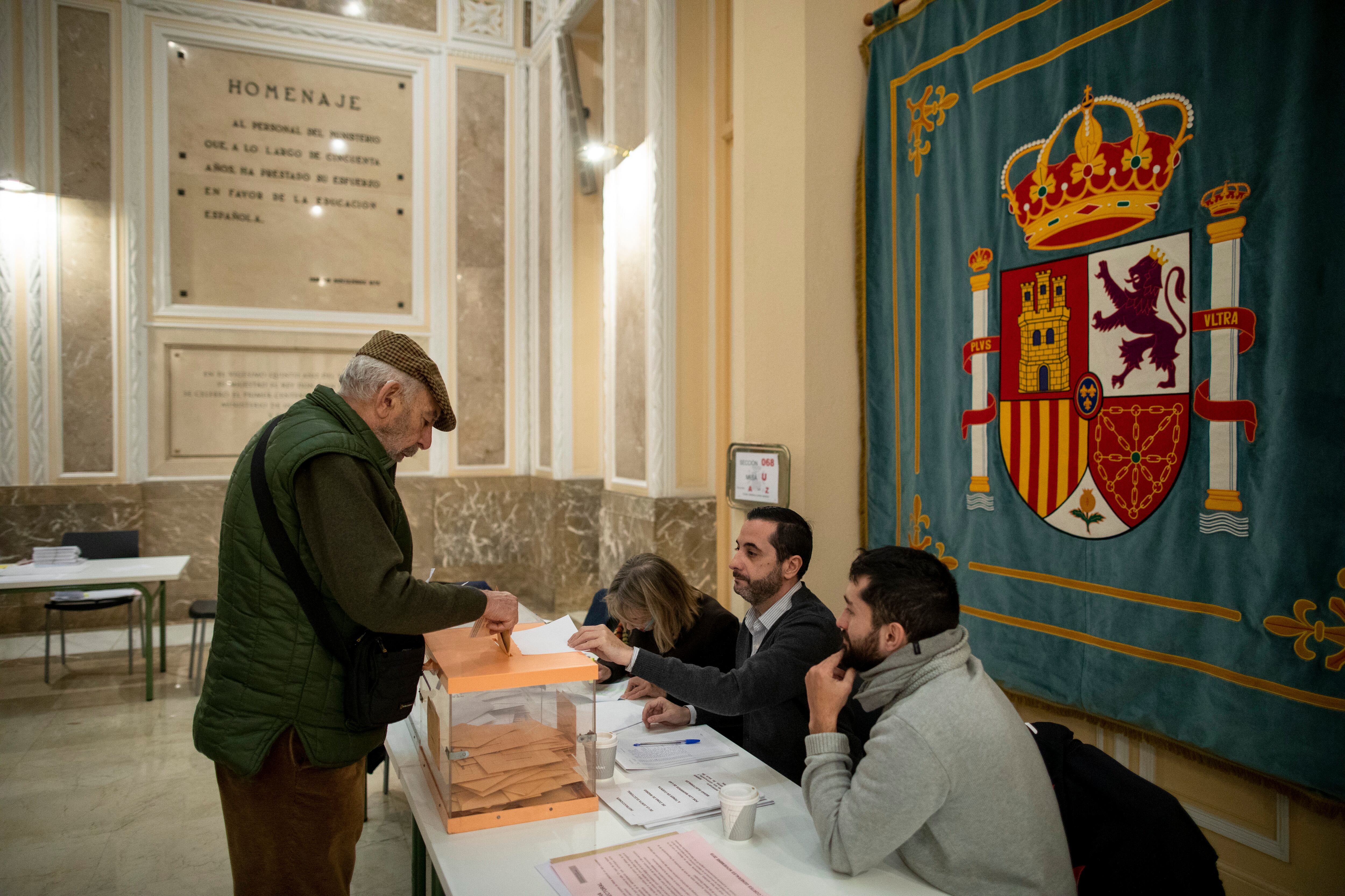 Un hombre vota en un colegio electoral madrileño en las elecciones generales celebradas en noviembre de 2019