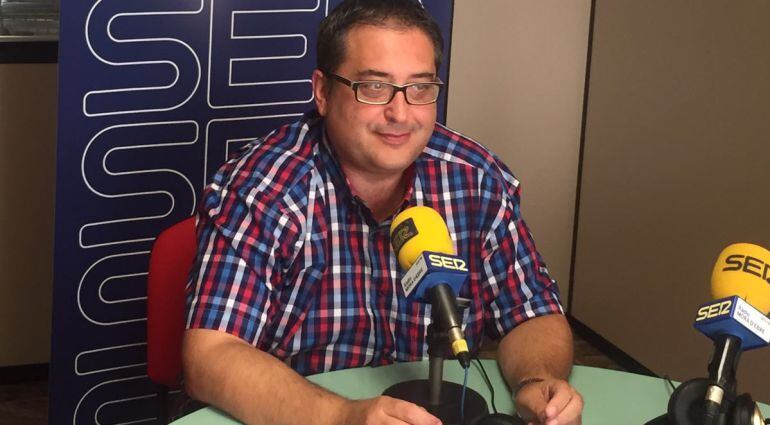 L'alcalde de Móra d'Ebre, als estudis de Ràdio Móra d'Ebre - Cadena SER, en una fotografia d'arxiu. 