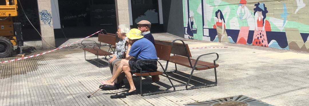 Ancianos sentados en un banco de A Coruña