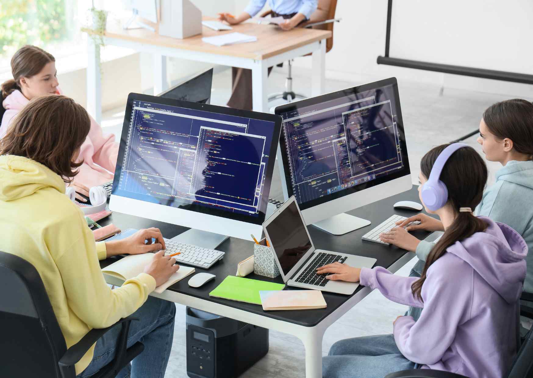 Jóvenes trabajando con ordenadores