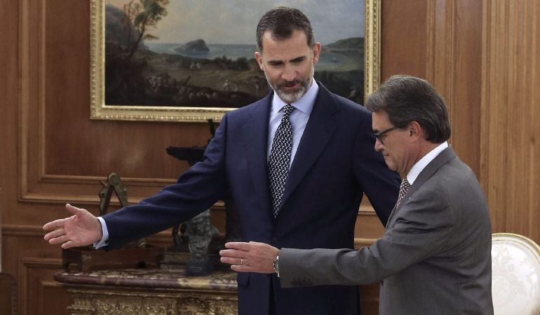 El Rey recibiendo al presidente de la Generalitat, Artur Mas, en el Palacio de la Zarzuela.