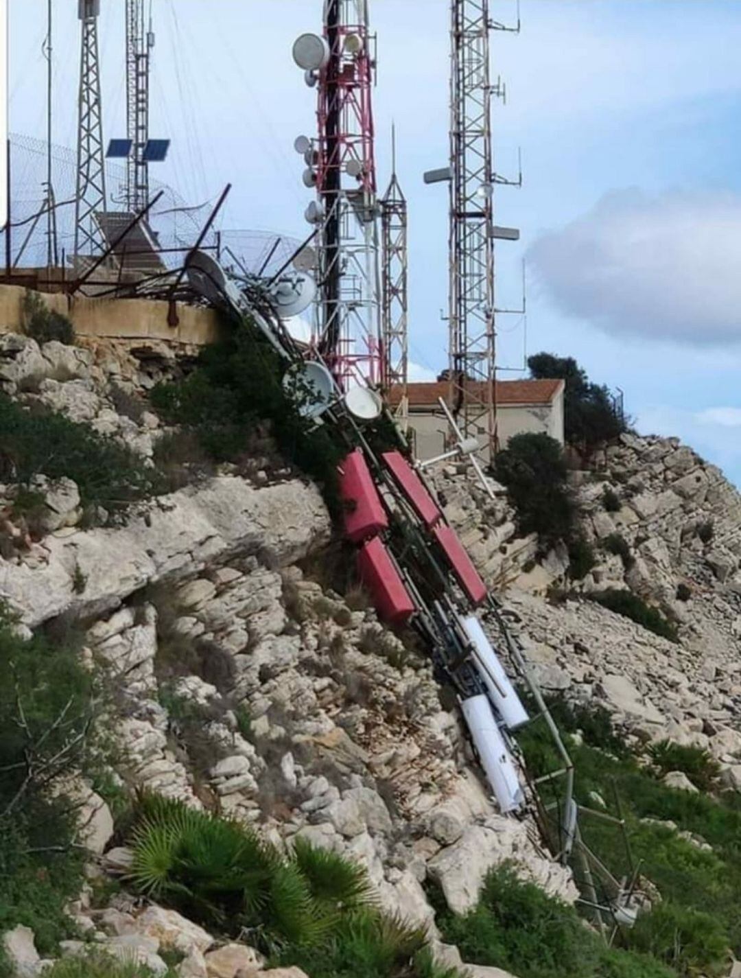 Torre caida con la que el ayuntamiento rescindió el contrato tras detectar irregularidades.