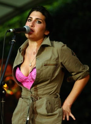 Amy Winehouse actuando en Londres en 2004