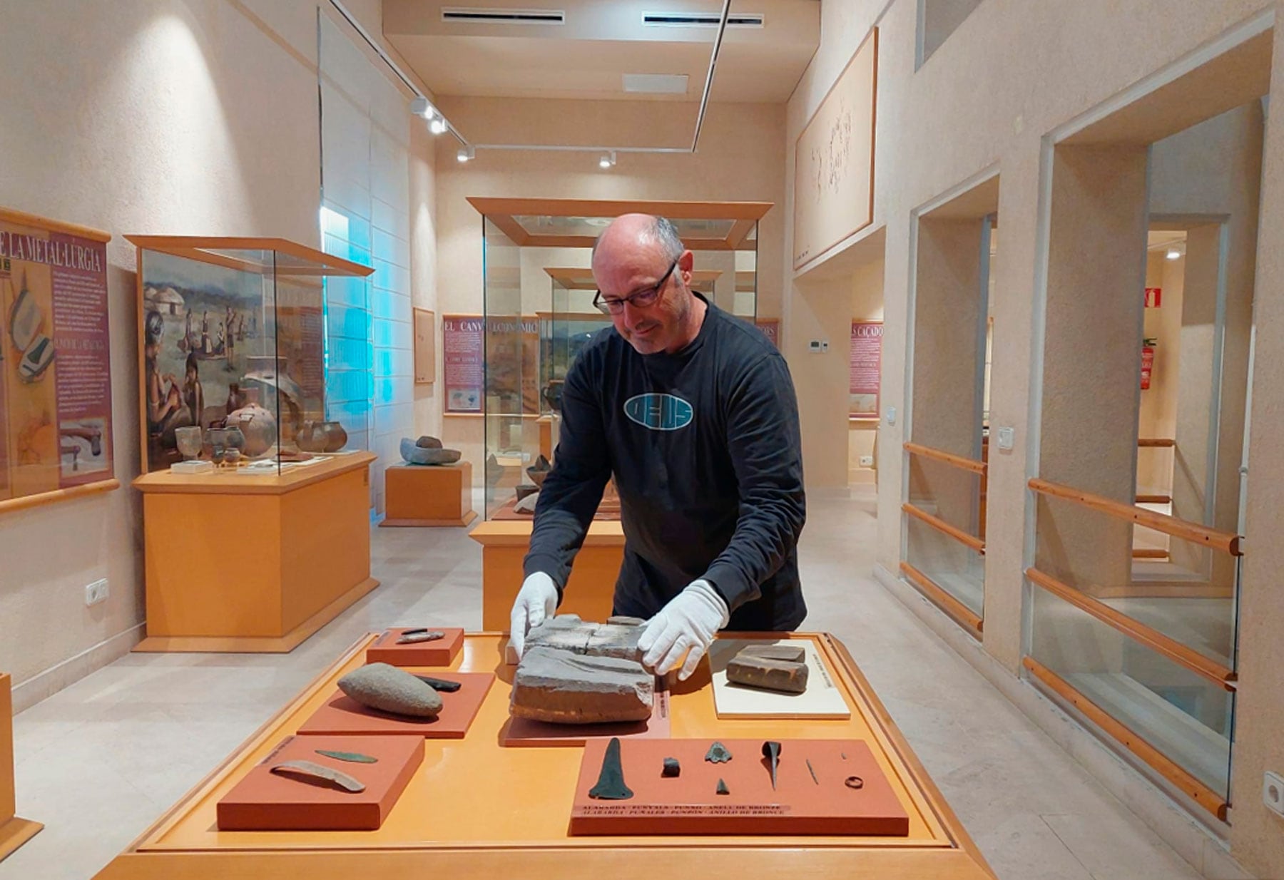 Germán Pérez Botí, en les instal·lacions del museu ubicant algunes de les noves peces a exposar