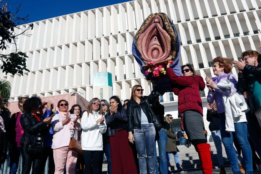 Concentración en apoyo a la acusada a las puertas de la Ciudad de la Justicia de Málaga