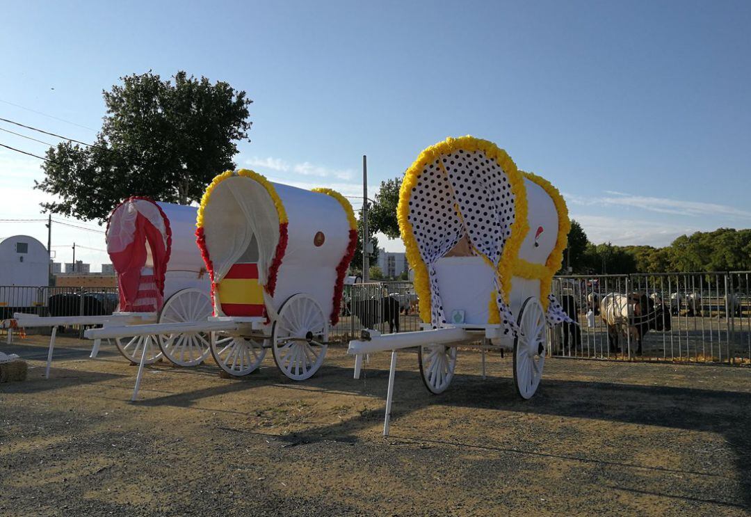 La Hermandad de Sevilla está preprando sus carretas en el campo de la Feria