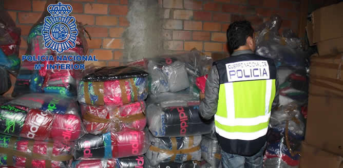 Un policía, junto a parte del material incautado