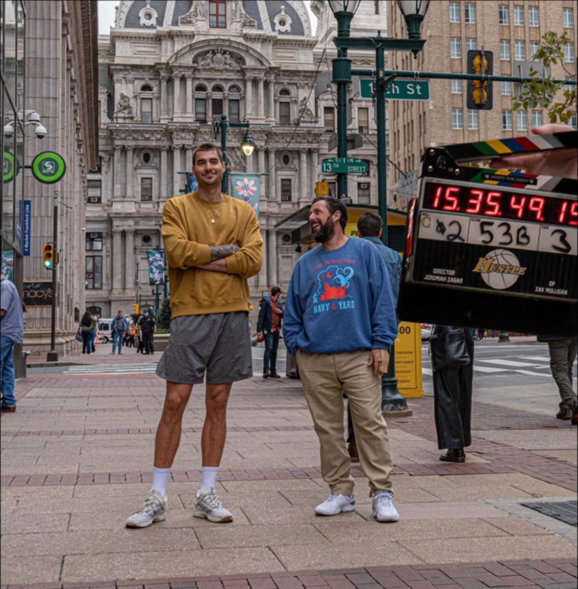 Juancho Hernángomez y Adam Sandler durante el rodaje de &#039;Hustle&#039;