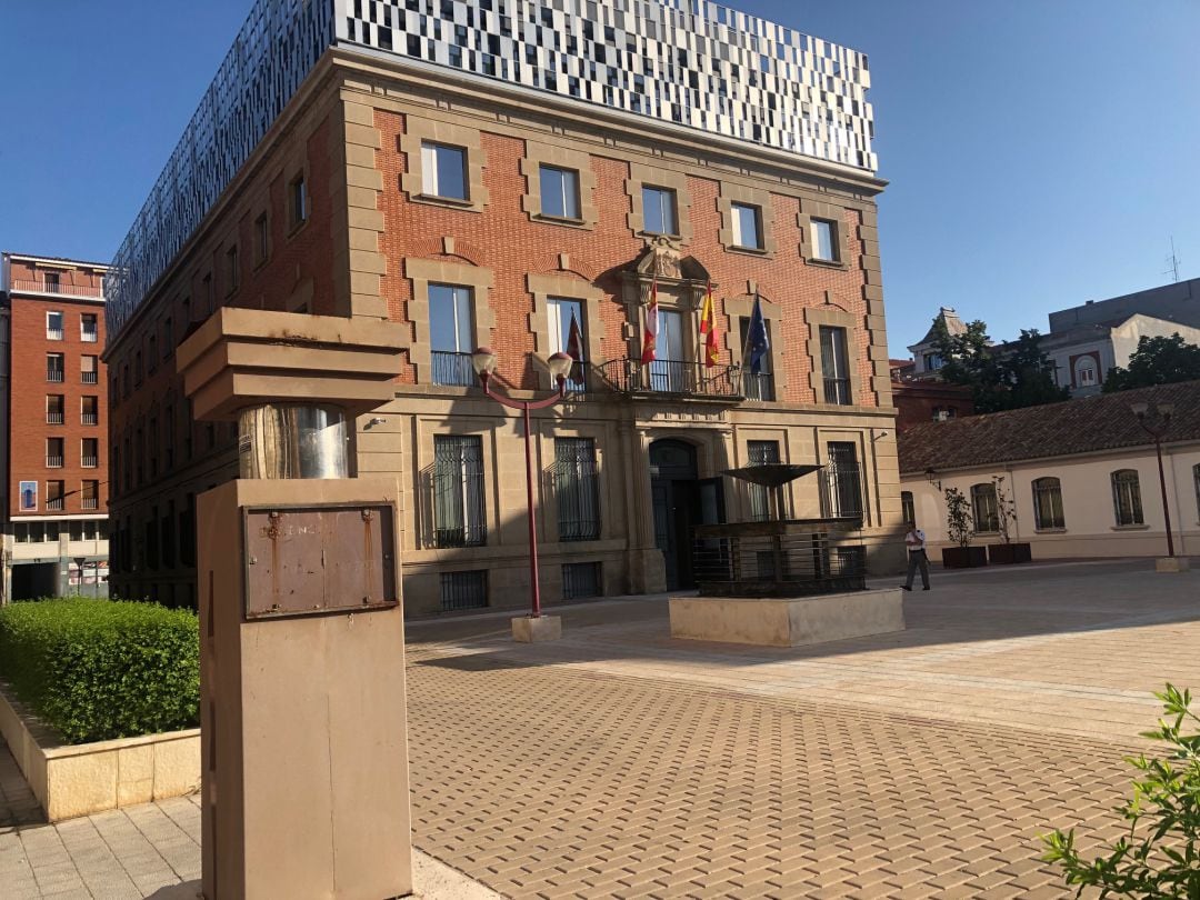 Retiran el busto y la placa que recordaba a Abilio Calderón en la plaza de Los Juzgados de Palencia