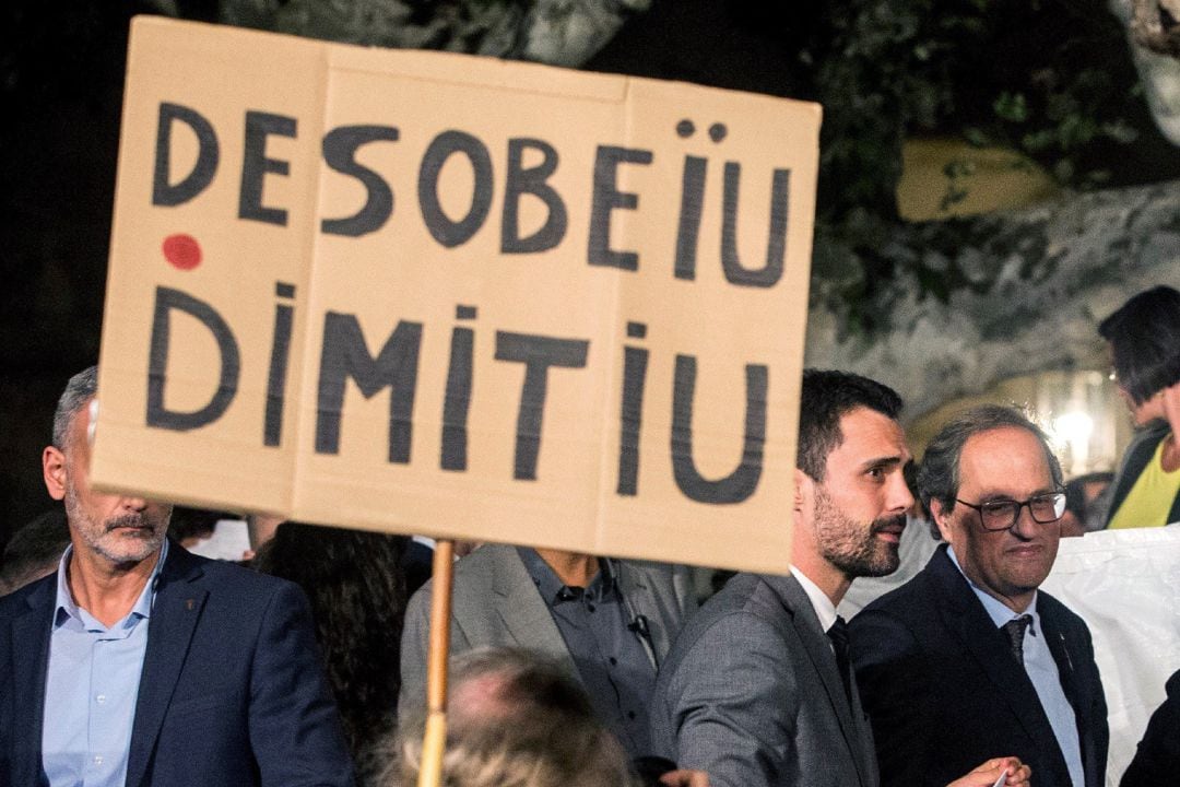 El presidente de la Generalitat, Quim Torra y el presidente del Parlament, Roger Torrent, hablan con los manifestantes.