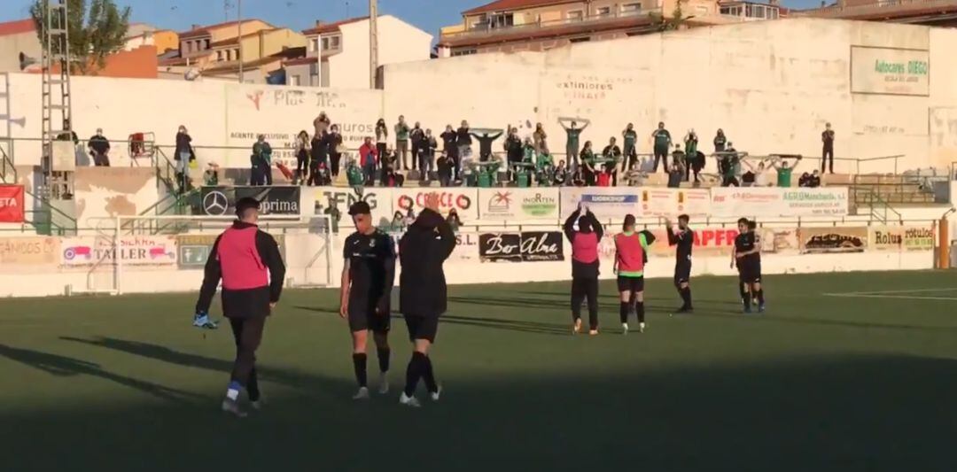 Jugadores del Toledo saludan a los aficionados desplazados