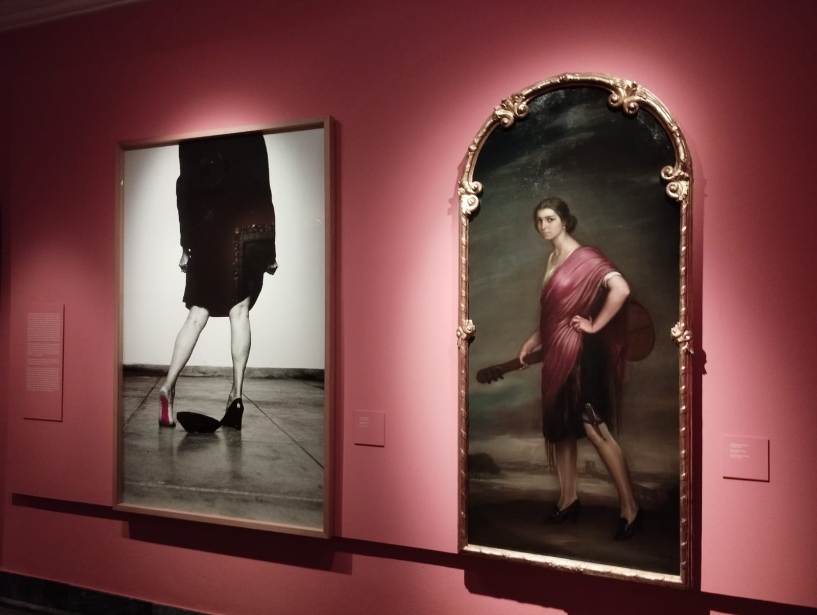 Fotografía de Helena Almeida junto a la obra de Romero de Torres.