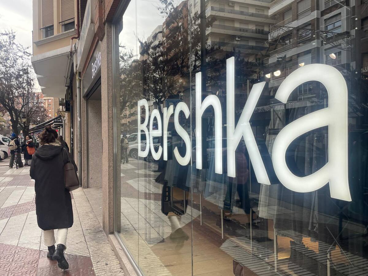 Logroño pierde poco a poco identidad comercial con los cierres de varias marcas de Inditex en la calle San Antón