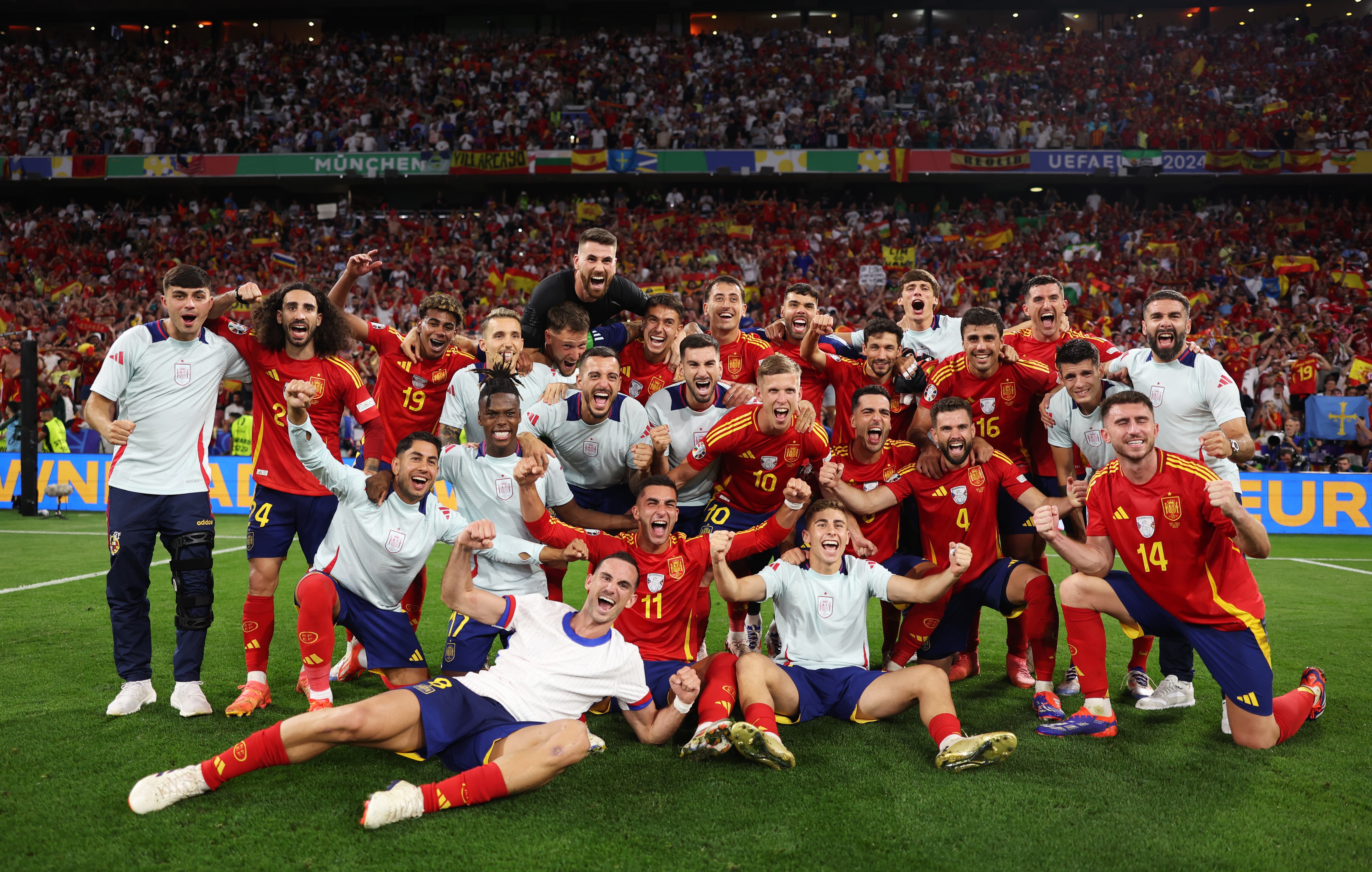 Los futbolistas de España celebran la clasificación para la final de la Eurocopa tras vencer a Francia en la semifinal