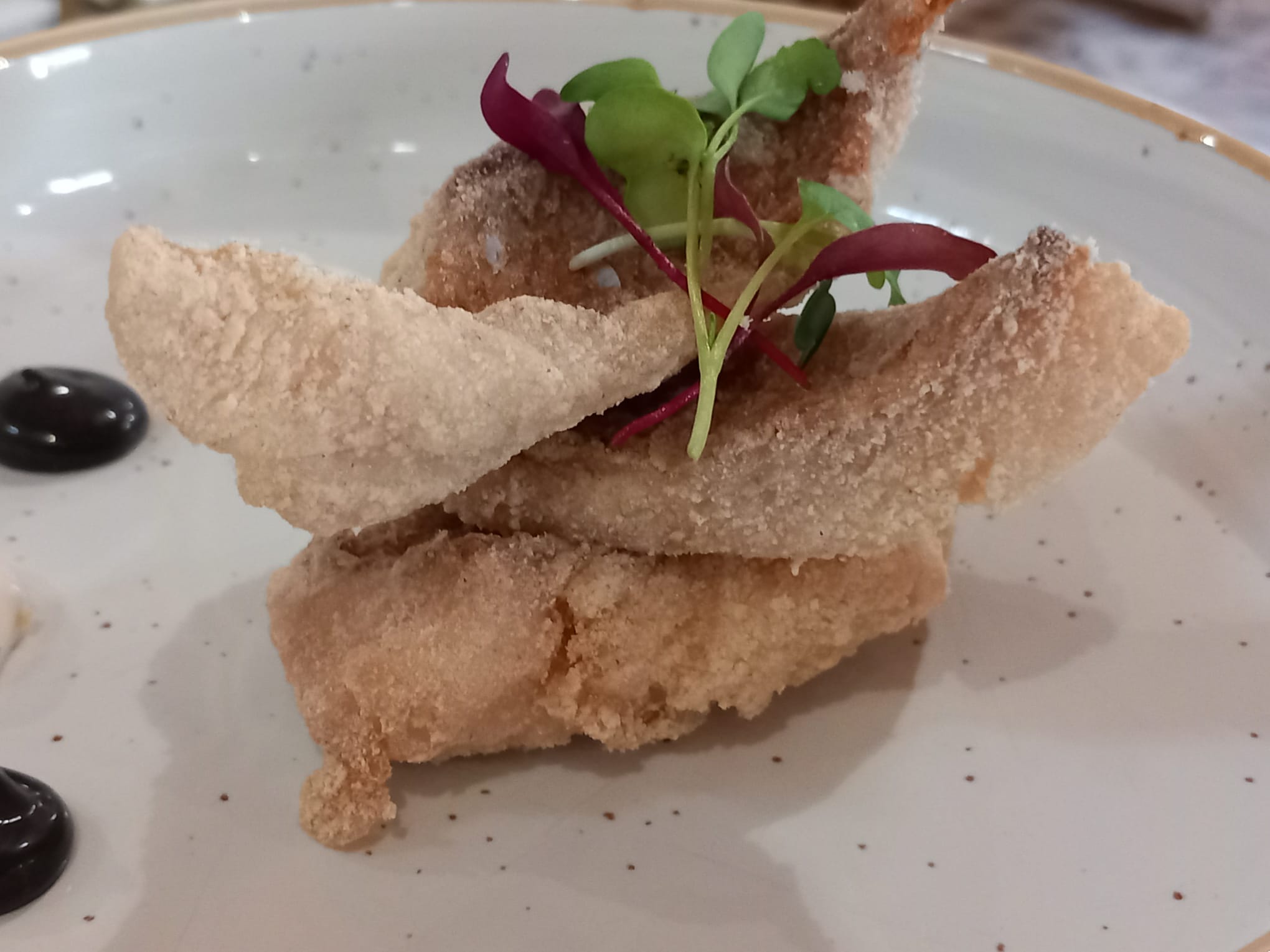 Pargo frito con mayonesa de tinta de calamar