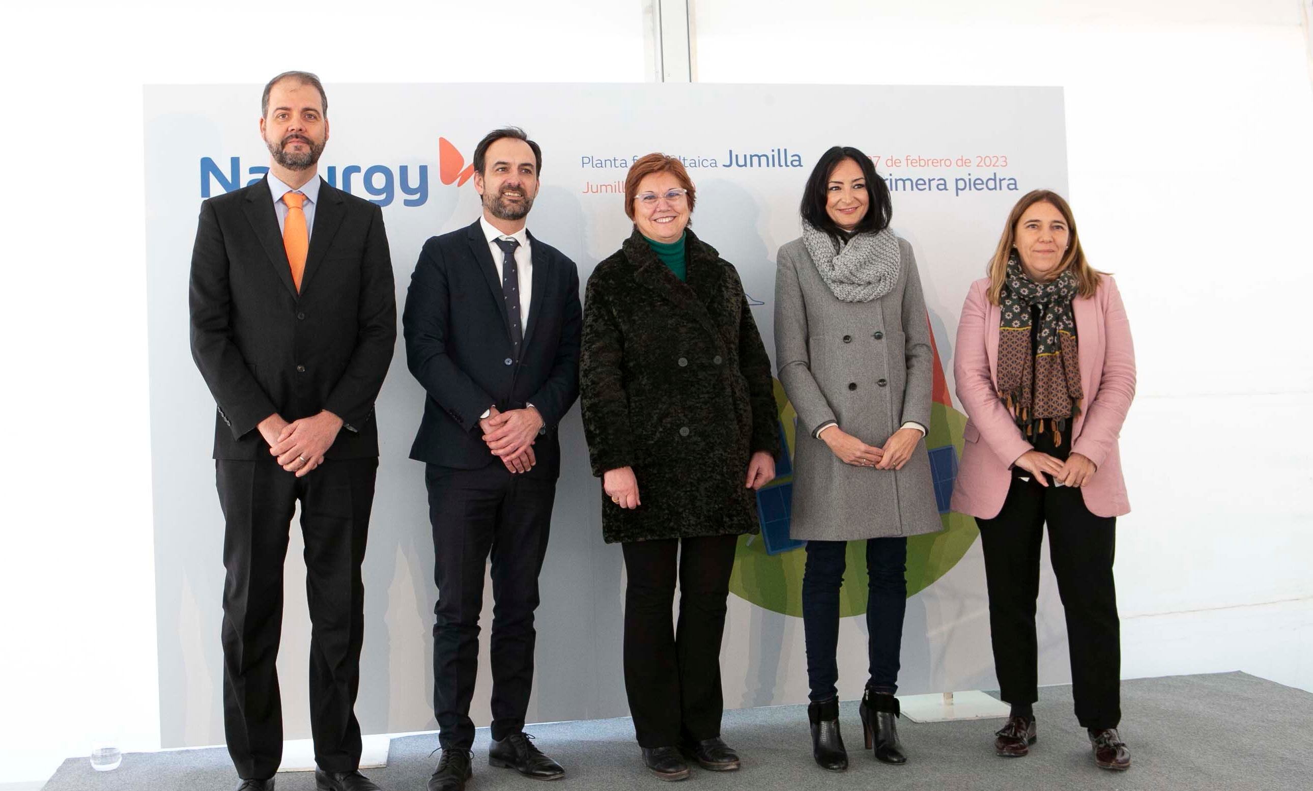 De izquierda a derecha: Sergio Cardiel, delegado de Desarrollo Renovables en Murcia de Naturgy; Juan Ferrero, responsable de Desarrollo Renovables Iberia de Naturgy; Juana Guardiola, alcaldesa de Jumilla; María del Valle Miguélez, consejera de Empresa, Economía Social  y Autónomos; y Elisa Ferrando, responsable de Construcción de Naturgy