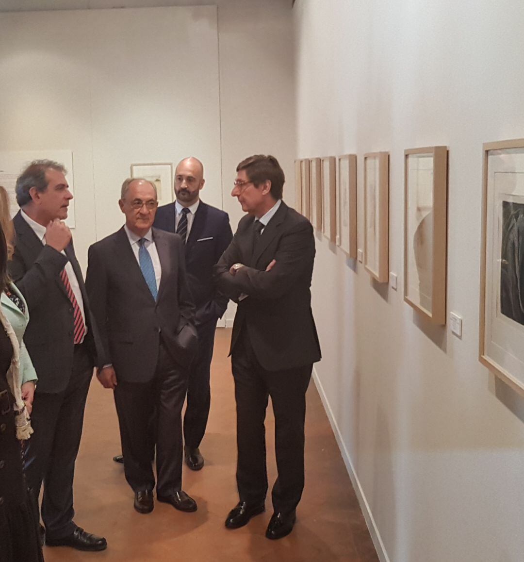 El presidente de Bankia, José Ignacio Goirigolzarri, duante su visita previa a la exposición en el Torreón de Lozoya, escenario de la entrega de las ayudas a las asociaciones segovianas