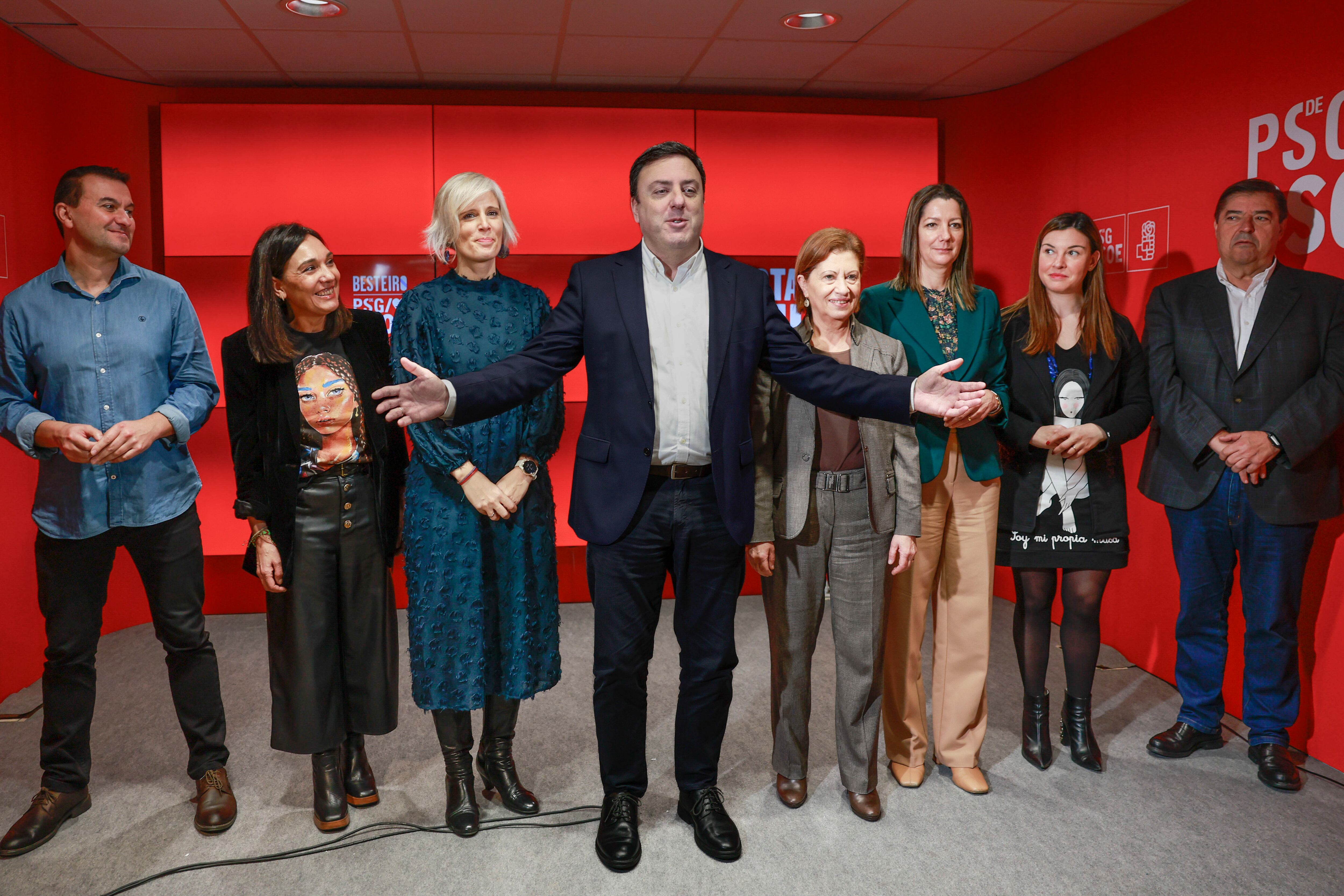 SANTIAGO DE COMPOSTELA, 22/01/2024.-El secretario general del PSdeG, Valentín González Formoso, junto a parte de los candidatos por las cuatro provincias gallegas, antes de presentar el nuevo vídeo de campaña 'Desta vai', este lunes en Santiago de Compostela. EFE/ Lavandeira jr