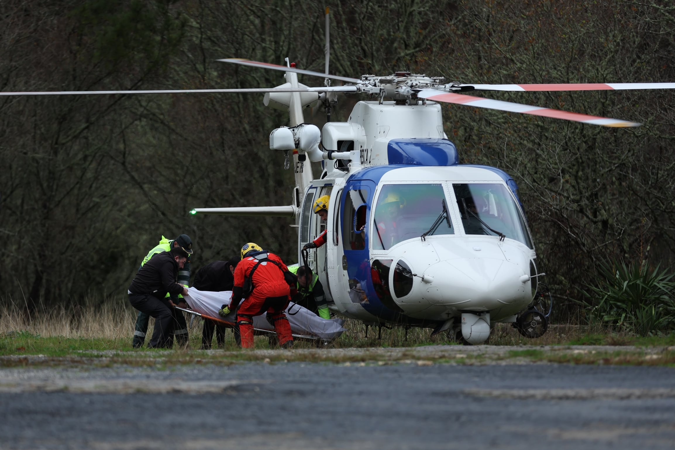 PONTEVEDRA, 25/12/2022.- Los equipos de emergencias han encontrado este domingo a un quinto fallecido en el accidente del autobús que cayó al Lérez en Cerdedo-Cotobade (Pontevedra), donde hay dos personas rescatadas con vida. EFE/ Sxenick
