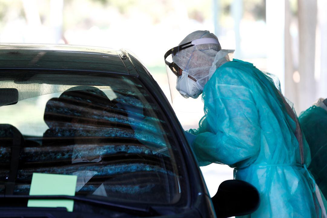 Toma de muestras desde el vehículo en el Hospital Militar de la Defensa 