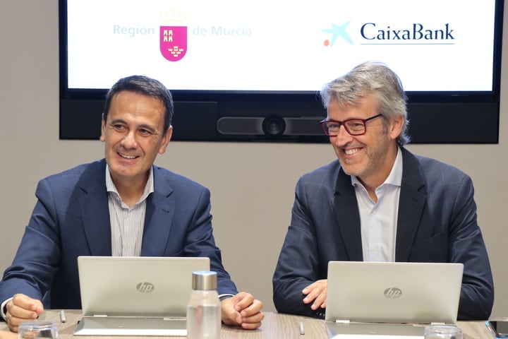 El consejero de Economía, Hacienda, Fondos Europeos y Transformación Digital, Luis Alberto Marín, acompañado del director de CaixaBank en la Región de Murcia, Juan Jesús Lozano