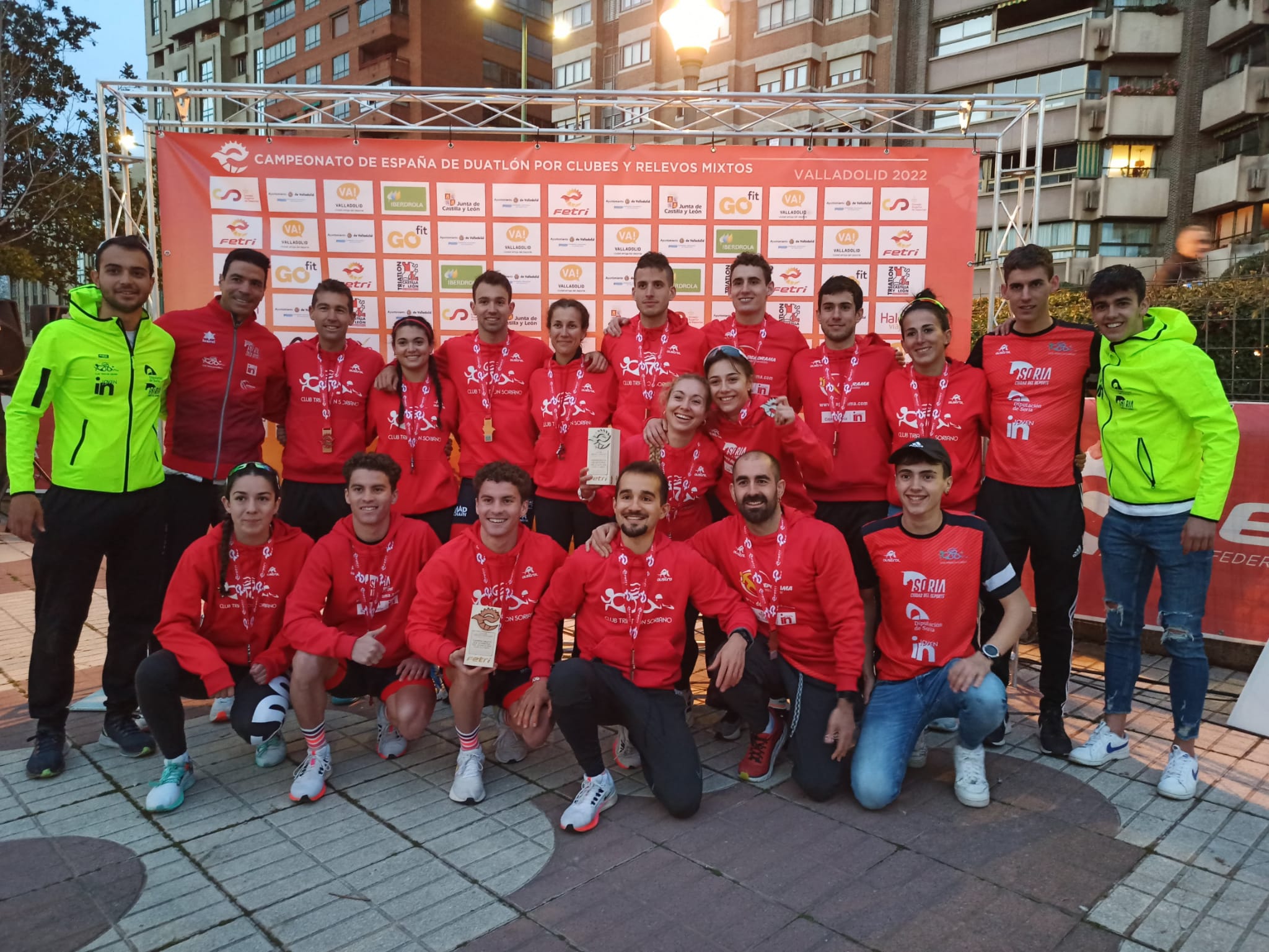 Los equipos del Triatlón Soriano, tras una prueba de la pasada temporada.