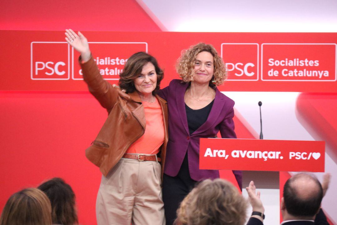 La vicepresidenta en funciones, Carmen Calvo, junto a la candidata del PSC al Congreso, Meritxell Batet