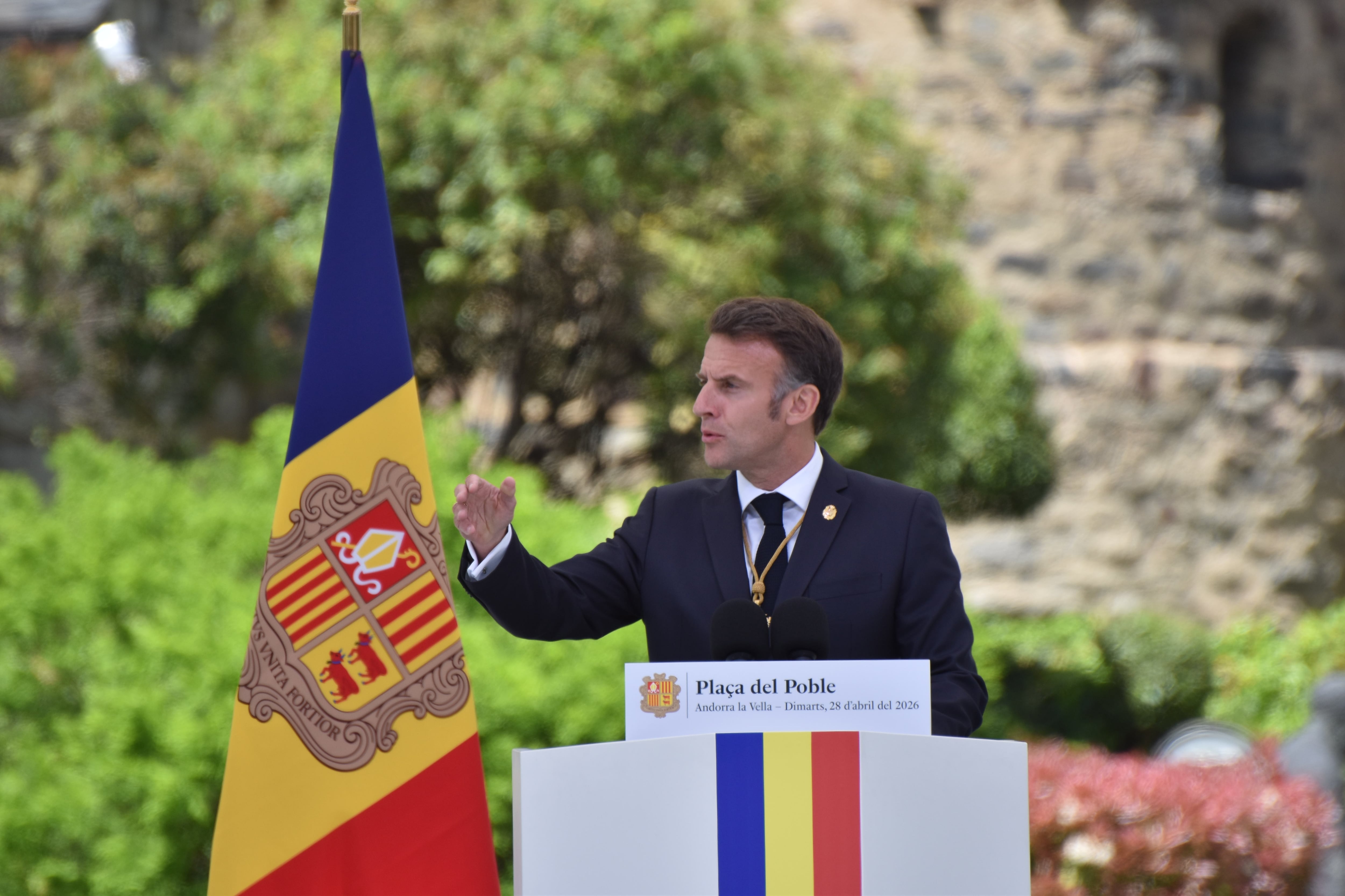 El copríncep francès, Emmanuel Macron, durant el seu discurs a la plaça del Poble d'Andorra la Vella