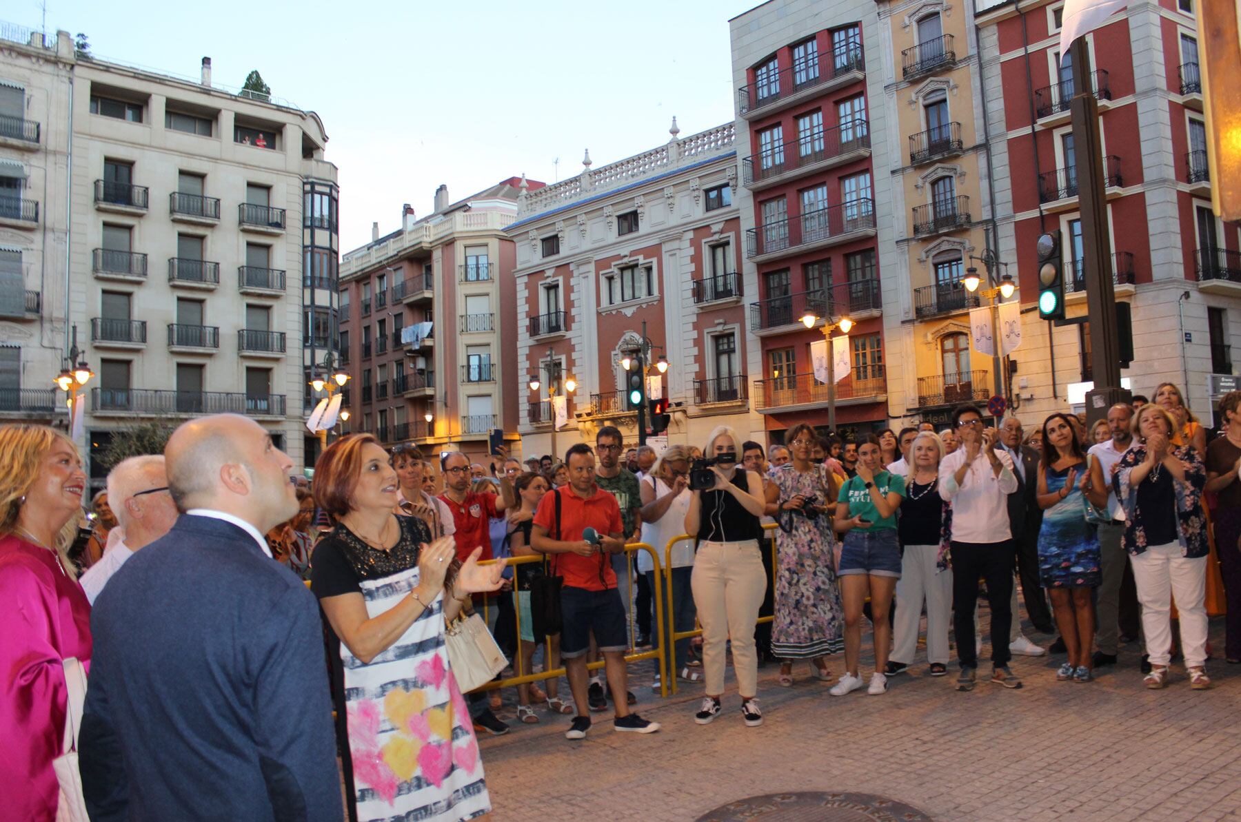 Los asistentes aplauden al cartel instantes después de su descubrimiento