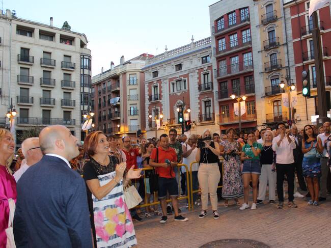 Los asistentes aplauden al cartel instantes después de su descubrimiento