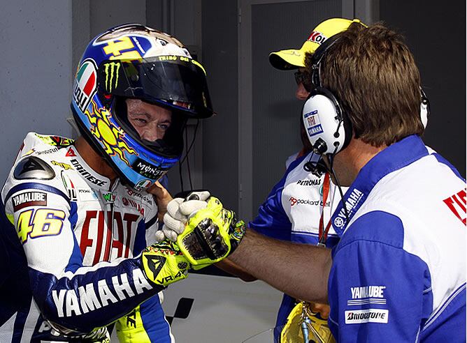 Rossi celebra con su equipo la &#039;pole&#039; conseguida en el G.P. de San Marino