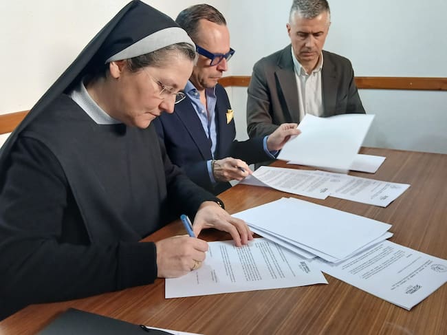 La comisionada de la congregación de Santa Hildegarda, Madre Rosario del Camino, y el director general de Cultura, Pedro Olloqui, rubricaban el contrato de comodato