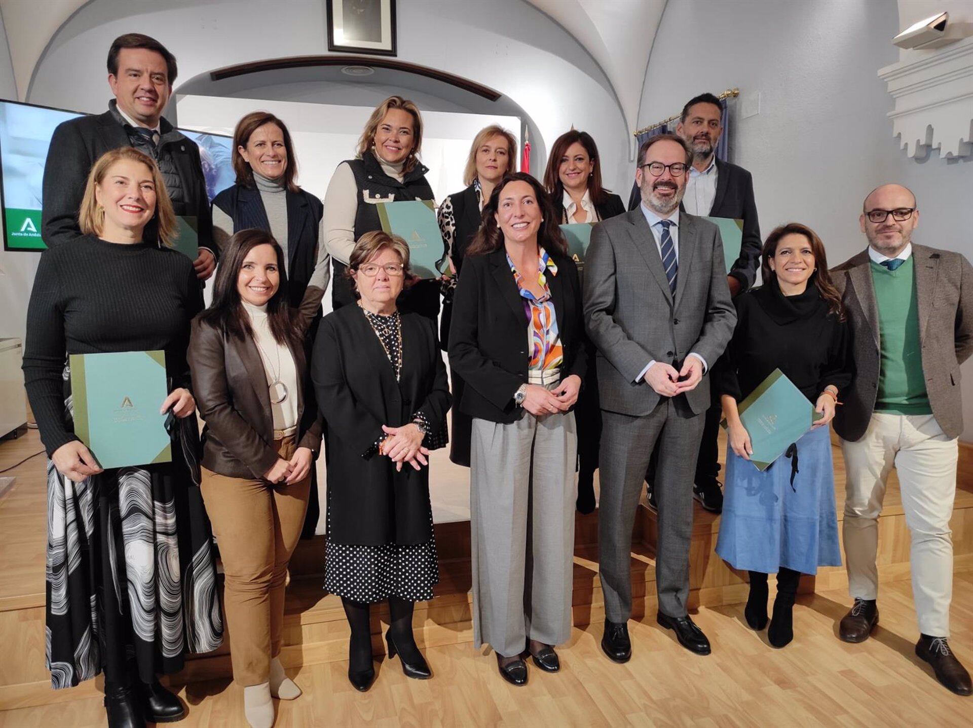 La consejera de Inclusión Social, Juventud, Familias e Igualdad de la Junta de Andalucía, Loles López (centro), en la entrega de las resoluciones de las subvenciones del Plan Corresponsables