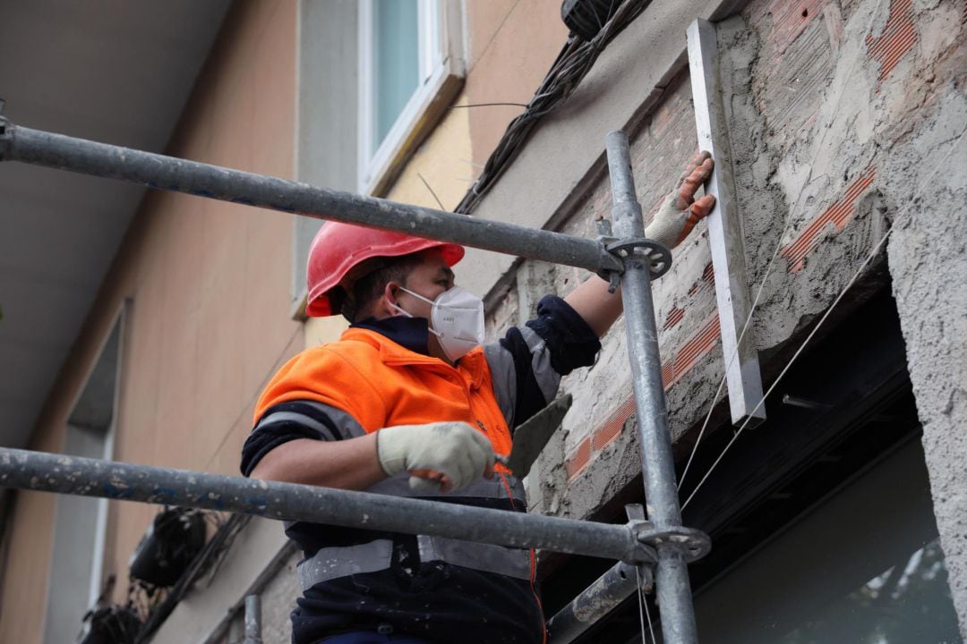 Trabajadores de la construcción protegidos con mascarillas durante su primer día de trabajo y retorno de actividades no esenciales tras la Semana Santa. 