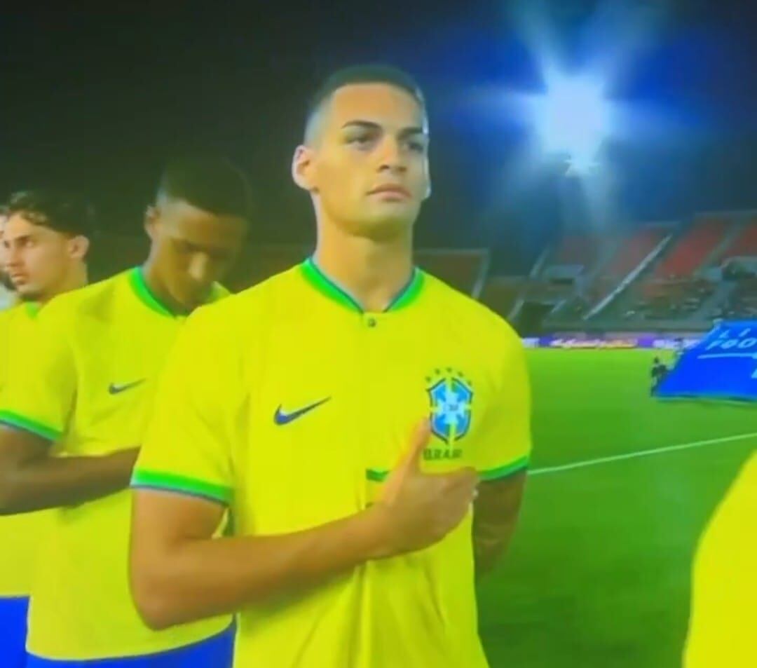 Kaiky, concentrado escuchando el himno de Brasil.