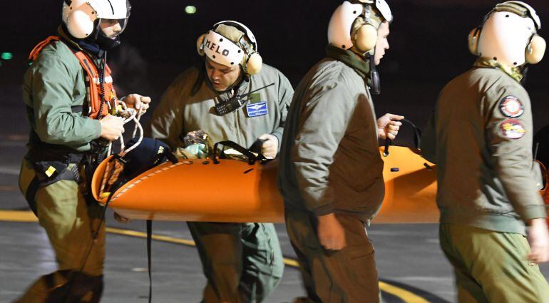 Los equipos de salvamento trasladan en helicóptero a los supervivientes del alud.