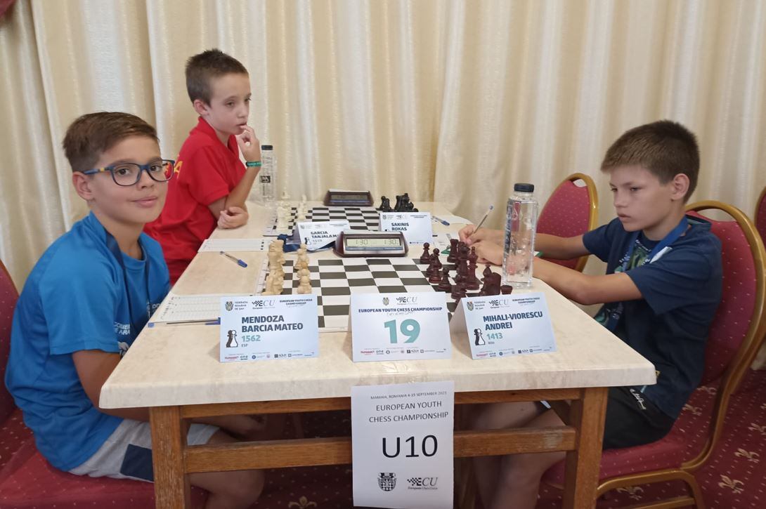 Mateo Mendoza, a la izquierda, durante el Campeonato de Europa de ajedrez sub10