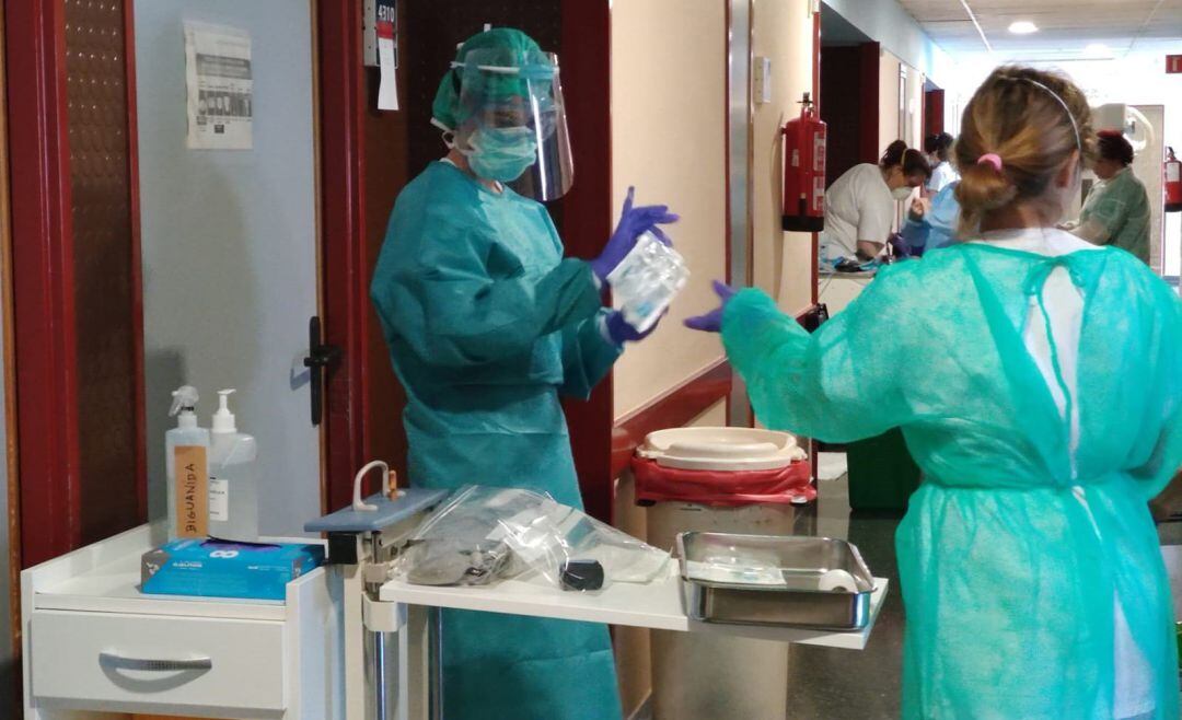 Atención en una planta Covid en un hospital andaluz.