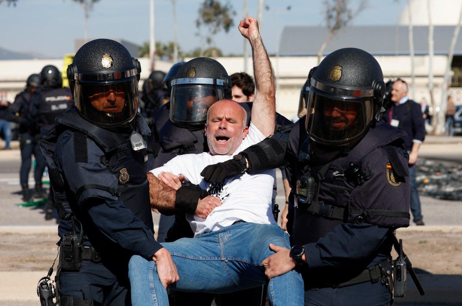 Carles Peris, secretario general de la Unió Llauradora i Ramadera, desalojado por la Policía Nacional