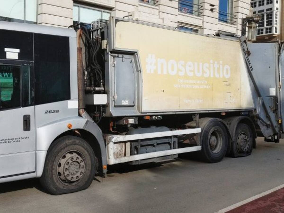 Inés Rey condena los "actos de sabotaje" del fin de semana en camiones de la recogida de basura