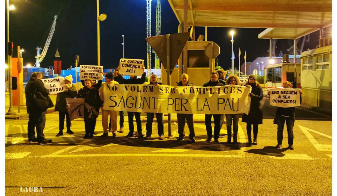 Concentración pacifista en el Puerto de Sagunto