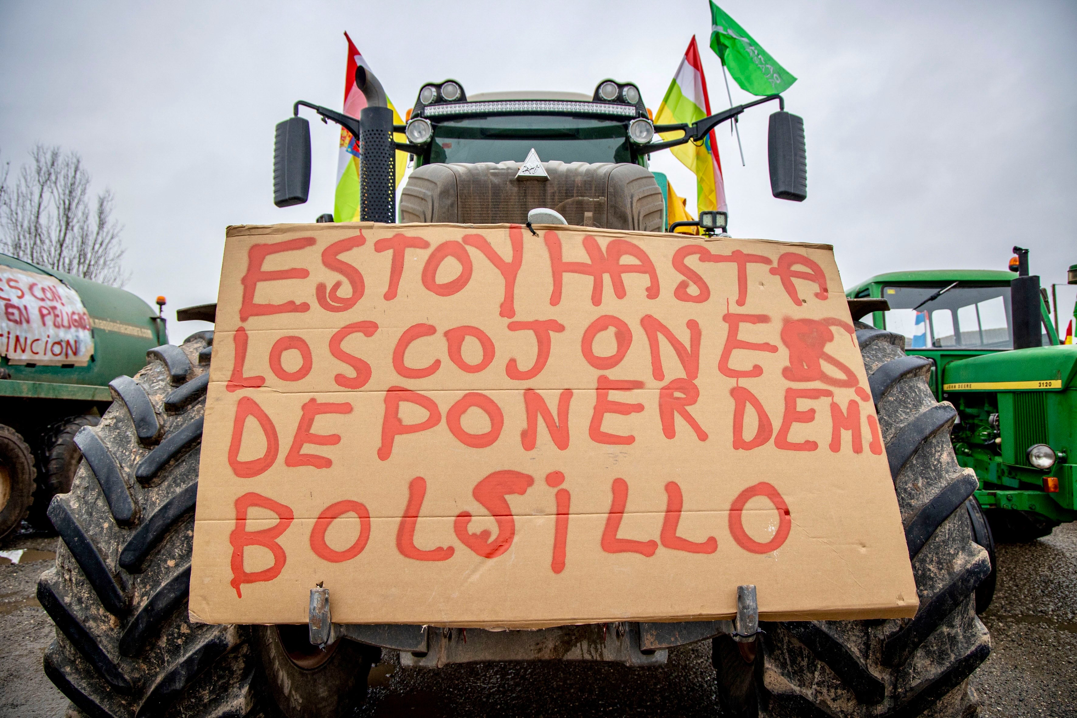 FOTODELDÍA AGONCILLO (LA RIOJA), 29/01/2026.- Pancarta en uno de los tractores que vuelven a las carreteras riojanas bajo el lema: 'El campo no de vende', en una jornada de protestas convocada por las organizaciones agrarias ARAG-Asaja, UAGR y UPA.EFE/ Raquel Manzanares