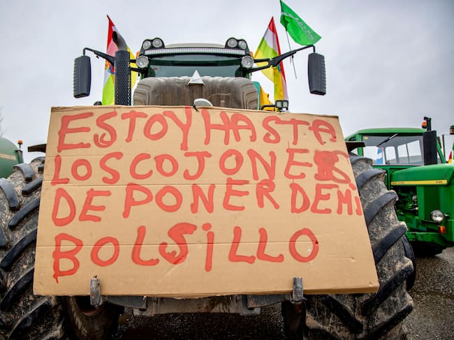 FOTODELDÍA AGONCILLO (LA RIOJA), 29/01/2026.- Pancarta en uno de los tractores que vuelven a las carreteras riojanas bajo el lema: 'El campo no de vende', en una jornada de protestas convocada por las organizaciones agrarias ARAG-Asaja, UAGR y UPA.EFE/ Raquel Manzanares