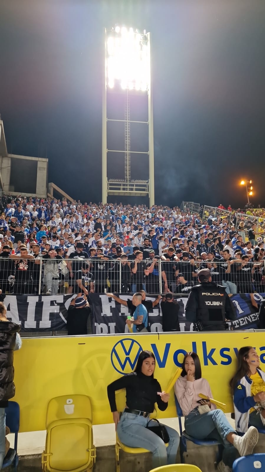 La afición del Tenerife, en el sector del estadio asignado para la hinchada visitante.