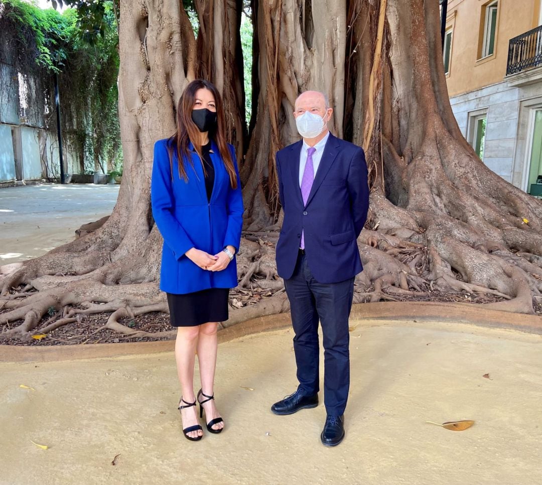 La consellera Carolina Pascual y responsable de la Agencia valenciana de innovación Andrés García Reche en una imagen de archivo ante el ficus de les Corts Valencianes