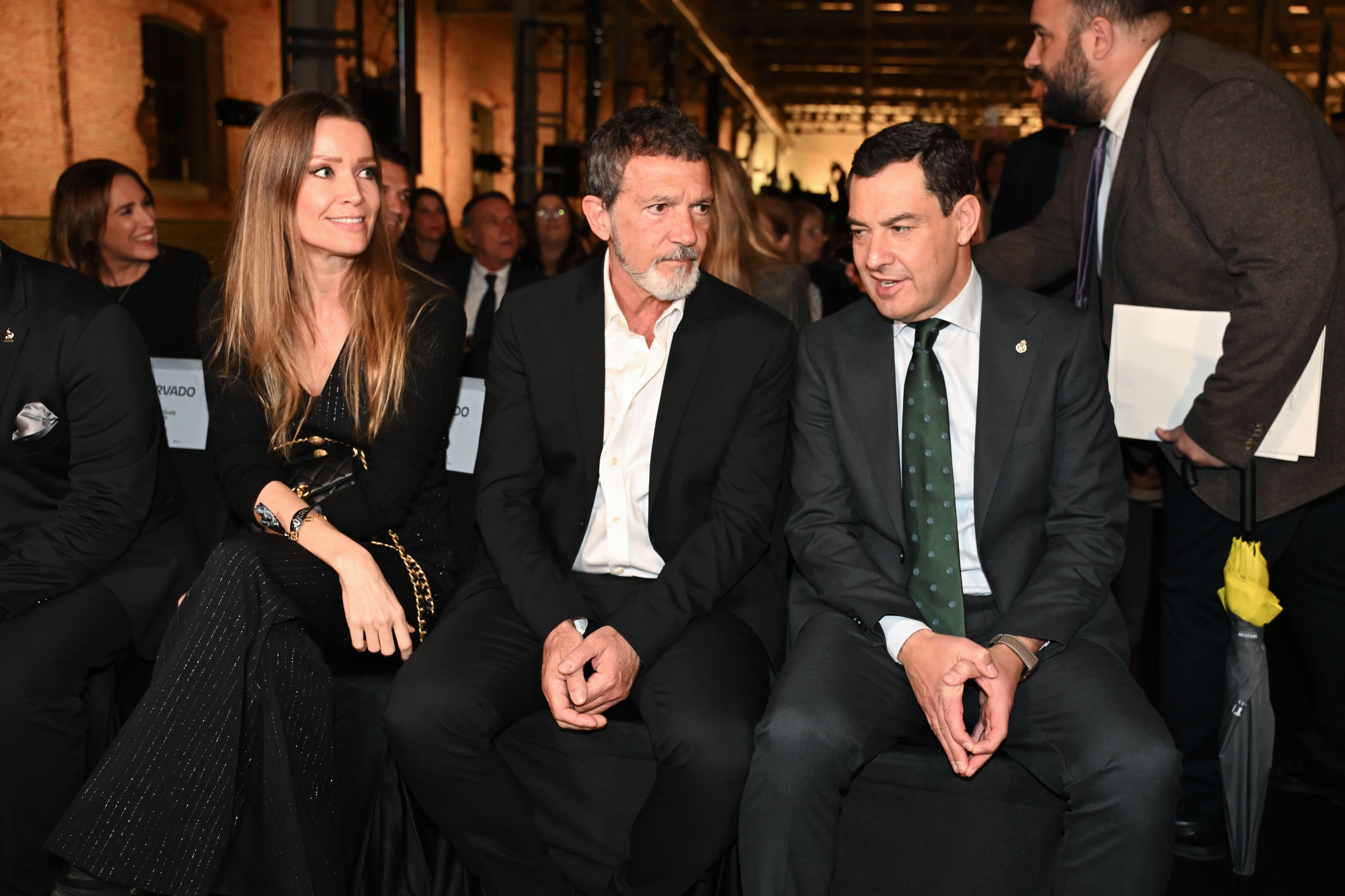 MADRID, 21/01/2025.- El presidente de la Junta Juanma Moreno (d), el actor Antonio Banderas (c) y su pareja Nicole Kimpel (i) asisten al acto promocional y networking profesional Surrender to the Andalusian Crush, campaña que rinde homenaje a la riqueza cultural y patrimonial de Andalucía, este martes en el Real Teatro de Retiro, en Madrid. EFE/Fernando Villar
