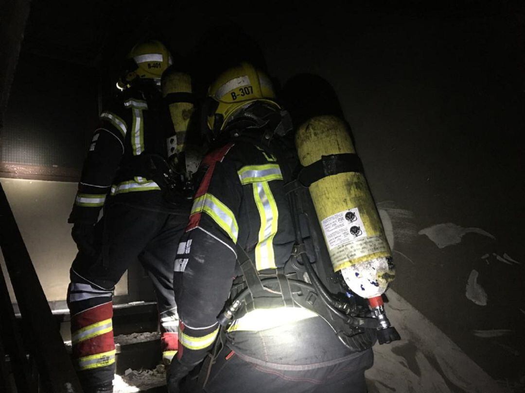 Los bomberos del Consorcio de Seguridad y Emergencias de Lanzarote accediendo al edificio incendiado.